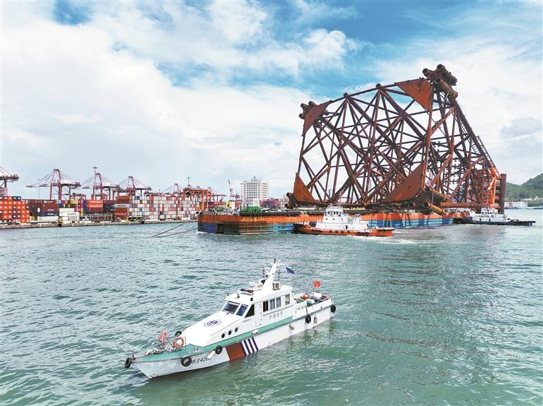 2024.06.11 万吨级西江30-2DPPB平台导管架从深圳赤湾建造场地顺利出港。 深圳特区报记者 胡蕾 通讯员 潘雅吉 摄.jpg